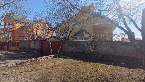 Будинок з ремонтом, центр Бучи, є укриття, газ. опалення, гараж