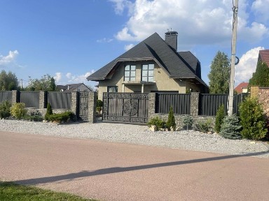 Продаж Будинку в с. Зарічани в районі стадіону 200м2