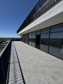 простора 2-кімнатна квартира з видовою терасою