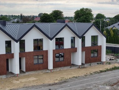 Продам сучасний котедж у затишному місці з асфальтованим доїздом та швидким сполученням із містом.