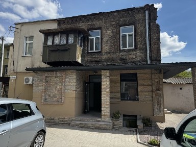Оренда 40 кв м в центрі на Шкільній з літнім майданчиком