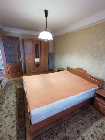 Пражская 3, Дарницкая площадь