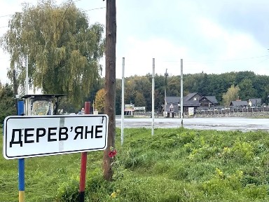 Продам Будинок на 2- входи Деревʼяне з санвузлом -100 м від Клеваня