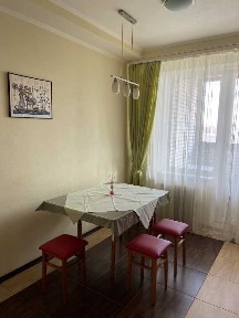 Київ, Анни Ахматової вул., 18