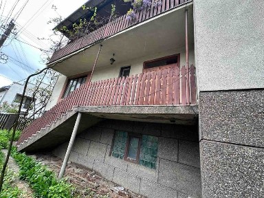 Продається двоповерховий будинок в м. Тячів