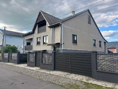 Продається просторий двоповерховий будинок у м. Тячів