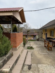 Будинок серед гір для життя або відпочинку