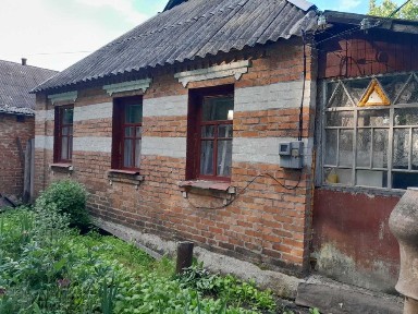 Дом кирпичный с участком сараем и огородом