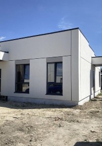 Продається кутовий котедж у зручному місці ( перша лінія від 3 поліклініки). Продаж від власника без комісії для покупця.