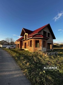 НОВИНКА! Продається будинок з гаражем в с. Микитинці