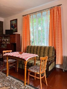 Будинок з літньою кухнею і господарським приміщенням, ділянка
