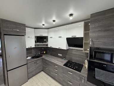 2-кімнатна квартира, 73 м², євроремонт, меблі залишаються, цегляний будинок