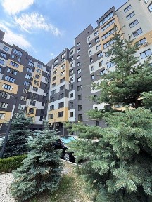 Трикімнатна квартира в зданому будинку поруч парку