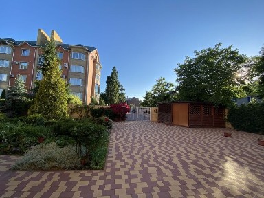 Продам 2х рівневу квартиру центр, 2 паркув місця