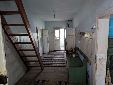 Будинки з ділянкою в горах.