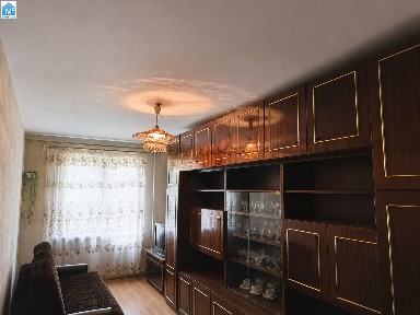 2 кімн. квартира в хорошому стані з меблями та технікою за 9000грн Другий поверх, район 3-ої міської лікарні, вул. Самійла Кішки. Дві роздільні кімнати, роздільний санвузол, шпалери, лінолеум. Повністю вмебльована: ліжко, диван, меблева стінка, шафи, кухня