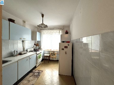 3-х кімн. квартира в мікрорайоні «Лісовий» за 58 тис. Продам 3-х кімнатну квартиру в хорошому житловому стані на зручному 5-му поверсі 9-поверхового будинку по вул. Генерала Момота. Площа квартири 69.3 кв. м (43.5 - житлова, 7.6 - кухня, 3.8 - санвузол, 6.