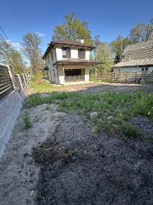 Двоповерховий будинок з підвальним приміщенням