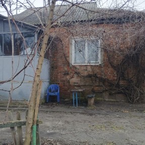 Продаю добротное домовладение в центре г. Мерефа 20 соток гараж флигель