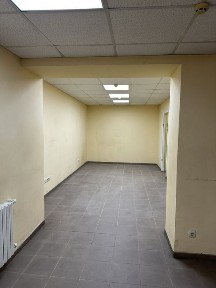 Красная линия в центре! Фасад! Вход с тротуара без ступеней; )