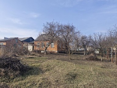 Продається 1/2 житлового будинку з ділянкою 10 соток та маленьким пруд