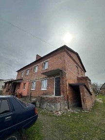 Простора трикімнатна квартира з власним подвір'ям поруч зі школою