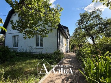 Продам 2-поверховий будинок в хорошій локаціі