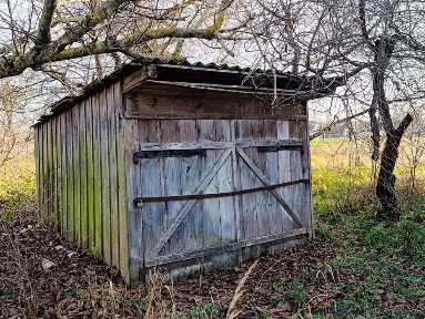 Продається будинок у сільській місцевості.