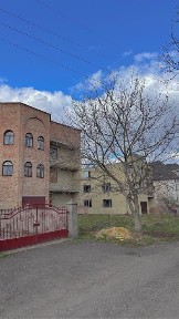 Продаж 2 будинків в місті Рівне, з великою земельною ділянкою. 900м2 в районні Тинного, 20 соток землі.