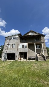 Будинок біля річки в с. Устя
