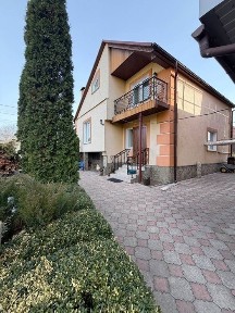 Продаж 2-поверхового будинку