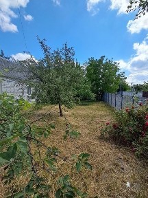 Продаж будинку з великою територією.