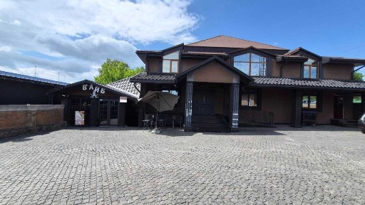 Оренда комерційної будівлі 800 м² (можливий поділ на 350 м² та 450 м²)
