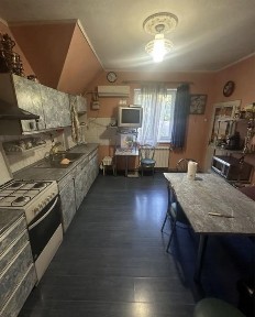 Продається квартира-напівособняк у будинку старочеської забудови.