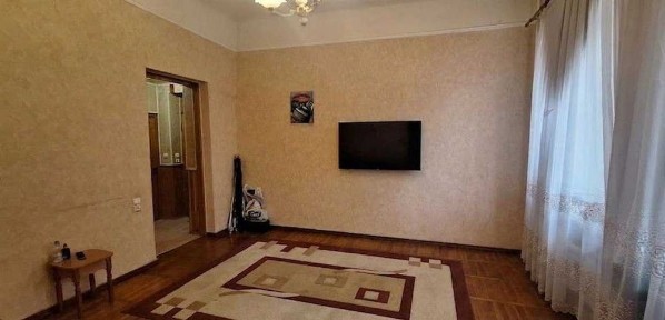 Продам 1 кімнатну квартиру 40м2 біля метро Вокзальна