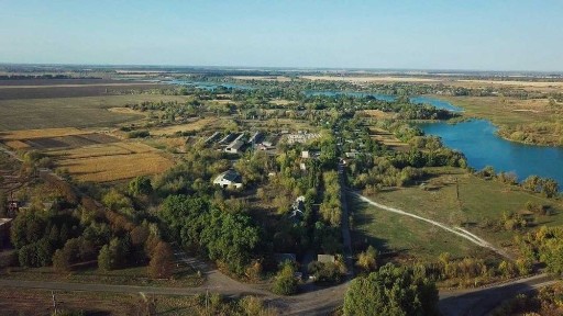 Продаж будівель площею 2360 м2 під реконструкцію на ділянці 2.5 Га