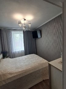 Продам будинок (3 окремі житла зі зручностями) в районі школи 1