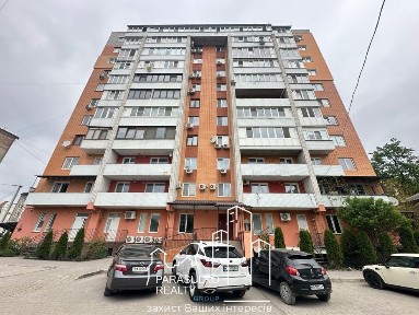 Продам простору 2-кімнатну квартиру в самому центрі міста!