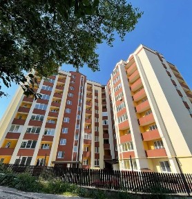 2 кімнатна квартира з кухнею студією у новобудові в центрі міста