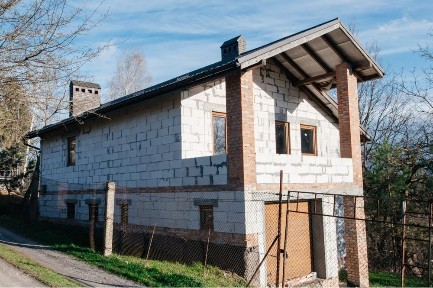 БУДИНОК У БРЮХОВИЧАХ - Власний простір біля лісу.