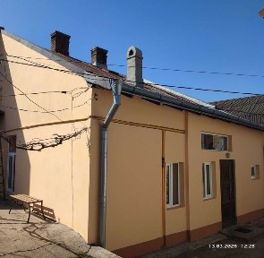 продається 3 кімнатна квартира в центрі міста