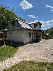 Будинок з великою ділянкою з можливістю побудови туристичного комплекс