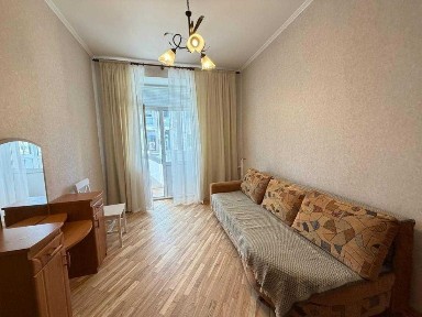 Білоруська 1, роздільна 2к, метро 2хв пішки, з газом, невисокий поверх