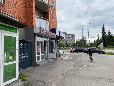 Фасадне комерційне приміщення 72 м² у прохідній локації