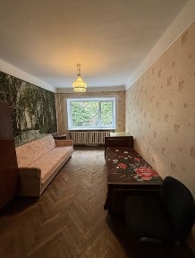 Продам 2 кімнатну квартиру в центрі міста.