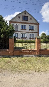 Продаж будинку у передмісті