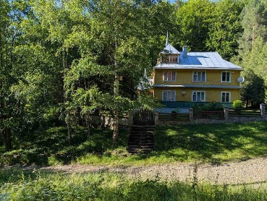 Чудовий будинок немає поруч сусідів