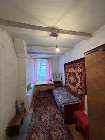 Продається будинок у центрі села Собківка, вздовж траси Київ - Одеса. До м. Умань - 12 км.