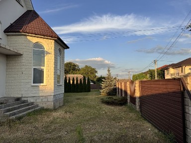 Капітальний будинок 215 м² з документами. Мархалівка, 15 км від Києва. Газ, басейн, 13 соток.