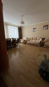 Продам большой дом из белого кирпича